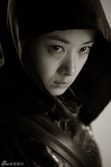 组图：蒋欣《箭在弦上》斗篷加身酷似哈利波特