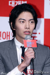 组图：金敏熙造型前卫露肋骨 李民基短裤抢镜