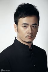 组图：姚卓君复古西装写真 眼神犀利年代感强