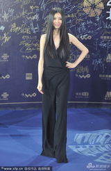 组图：巩新亮走蓝毯 帅气裤装显修长身材