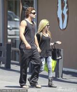 组图：艾薇儿与新男友十指紧扣 猛男臂刺爱的纹身