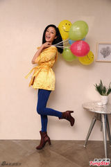 组图：万绮雯为品牌商拍写真 衣着百变秀长腿