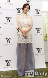 组图：A pink孙娜恩朴初珑站台秀修长美腿