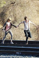 组图：泰勒MV与男模亲昵搂抱 金鸡独立露奶罩