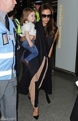 组图：辣妹带七公主现身车站 赴巴黎与小贝庆生