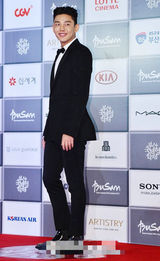 组图：釜山电影节开幕 刘亚仁面带微笑亮相