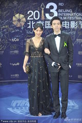 组图：俞灏明陈燃亮相闭幕式蓝毯