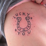 组图：斯嘉丽-约翰逊求好运 掀上衣秀幸运纹身