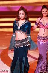 组图：《欢乐满东华2012》落幕 那英西装助阵