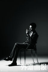 组图：冯绍峰锐意写真 厚积薄发显山露水