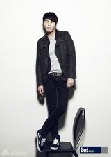 组图：韩国艺人宋在熙拍写真展现多面魅力