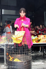 幻灯图：林志玲助阵模特公司开工 泳装环节趣味十足