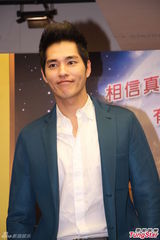 安心亚白纱短裙秀美腿 大方拥抱蓝正龙