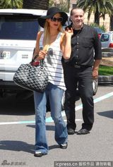 组图：希尔顿结束戛纳行程赶飞机衣着随性