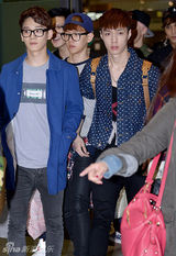 组图：EXO返韩现身机场 Kris抱礼物满载而归