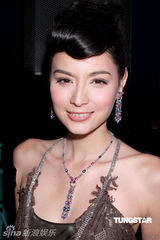 幻灯图：熊黛林艳色长裙为名车走秀 妩媚奢华