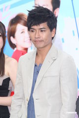 组图：杨丞琳出席新戏首映会 “醉”爱张孝全