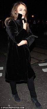 组图：伊丽莎白-赫莉与休-格兰特晚餐谈笑风生