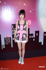 组图：新剧《爱.回家》宣传 众星现场互喂雪糕