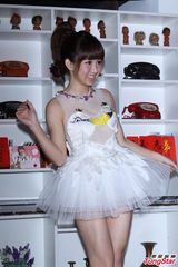 组图：郭书瑶性感天鹅装亮相大秀美腿