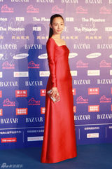 组图：白百何耀眼红裙亮相 宽领露锁骨