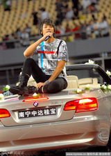 高清组图：周笔畅张杰脚“踏”敞篷宝马车献唱