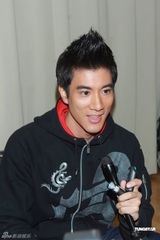 组图：王力宏香港个唱与成龙嘴对嘴热吻