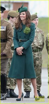 组图：凯特王妃华贵绿裙与威廉王子盛装亮相
