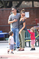 组图：阿尔芭一家甜蜜出游 与丈夫拥抱秀恩爱