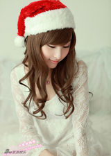 幻灯图集：小龙女彤彤化身圣诞宝贝 秀蕾丝装