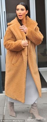 组图：卡戴珊穿毛绒大衣现身 一头秀发湿漉漉