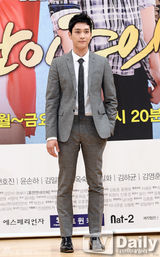 组图：韩星姜素拉裸色裙宣传《窝囊废警报》