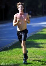 组图：施瓦辛格儿子女儿现身 关系融洽