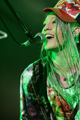 组图：雅Miyavi写真集锦 视觉系装扮华丽唯美