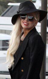 组图：Gaga午后全黑造型悉尼街头漫步