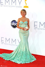 组图：朱丽叶-霍芙淡绿色鱼尾裙郁郁芬芳