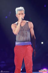 高清图：郭富城透视装秀胸肌 演唱会虚惊一场