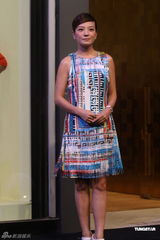 组图：赵薇助阵品牌新店开业 短裙绚丽温柔大方