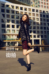 明星爱街拍：蒋欣冬日信步而行 暖阳下幸福洋溢