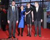 幻灯图集：电影《一家人》首映 导演佩妮莱蓝裙亮眼