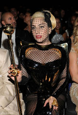 高清组图：Lady Gaga蒙面黑衣造型观看格莱美