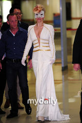 组图：LADY GAGA抵达韩国金浦机场 性感白裙优雅