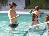 组图：汤姆-克鲁斯半裸载歌载舞 泳池玩水仍绅士