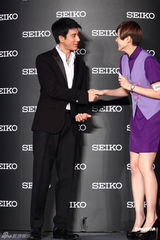 组图：王力宏出席代言活动自曝勤练肌肉健身