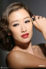 组图：谢婷婷性感代言显优雅 精彩演绎四款唇妆