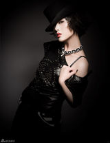 组图：赵柯性感时尚写真 秀香肩尽显中性魅力