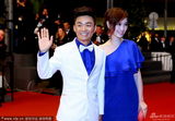 组图：王宝强戛纳红毯跪地示爱激吻娇妻