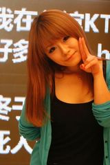 组图：杭州快女高美人PK萝莉 一边秀美腿一边比萌