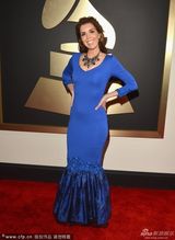 组图：歌手劳拉蓝色鱼尾裙装美艳动人