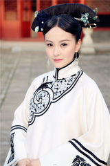 组图：戴娇倩《宫3》身穿素衣端庄大气